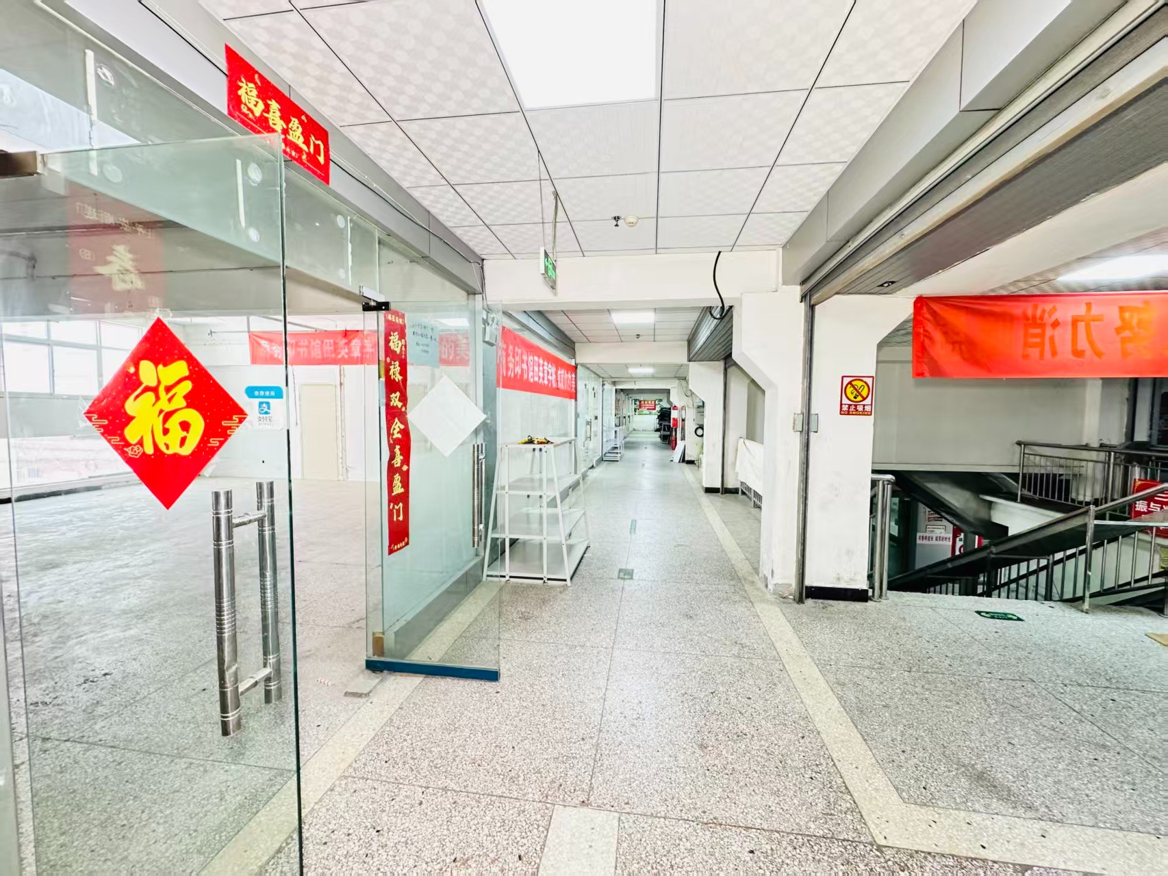 支建街灵活办公空间，满足企业不同发展阶段需求 ✨ 商业配套完善，助力企业快速成长 ✨ AI产业资源链接，共建创新生态 ✨ 办公、展示、运营一体化空间  现在入驻，抢占AI产业发展新赛道！_COPY